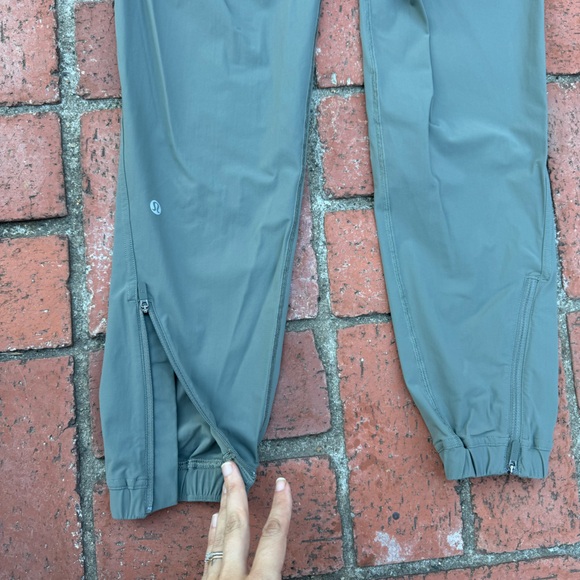 Lululemon Adapted State High-Rise Jogger. Size 2 - Picture 6 of 6
